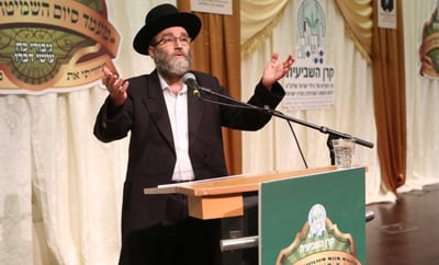 צפו: גפני עובר לפני התיבה באמירת הסליחות