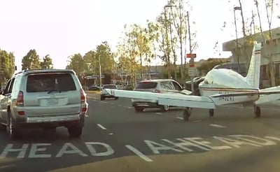 נתפס במצלמה: נחיתת חירום בכביש עירוני בקליפורניה