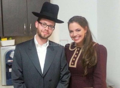 דוצי ורעייתו בתקופת אירוסיהם