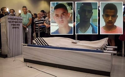 וליד פראס מוסטפה אטרש, מוחמד סלאח מוחמד אבו כף ועבד מחמוד עבד רבו דוויאת לצד הלווית הנרצח