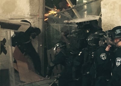 המשטרה פורצת לאל אקצא בערב ראש השנה