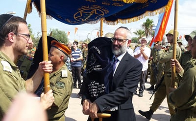 צפו: גבריאל ששון הכניס 7 ספרי תורה לבסיס צבאי לזכר שבעת ילדיו ז"ל