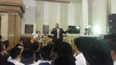 צפו: יוסף חיים שוואקי הקפיץ את תלמידי 'קול תורה' עם "הכל לטובה"