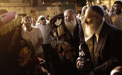 במקום הרצח: יהודים רקדו עם ספרי התורה