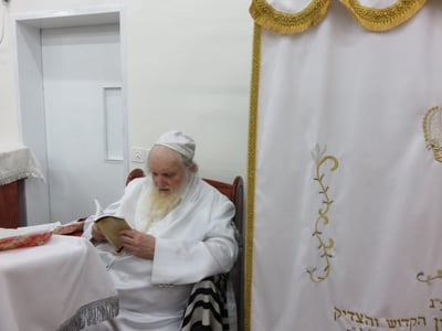הגר"מ שטרנבוך בערב יום כיפור בהיכל הישיבה