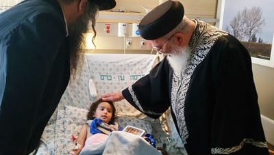 הראשל"צ הגר"ש עמאר מברך את הילד, הבוקר