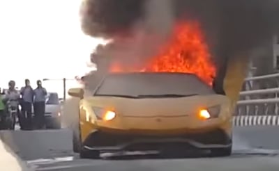תיעוד: למבורגיני אוונטדור בשווי מיליונים עולה באש בדובאי