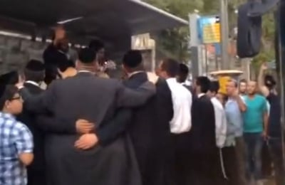 מרגש: שירה וריקודים בזירת הפיגוע בגאולה