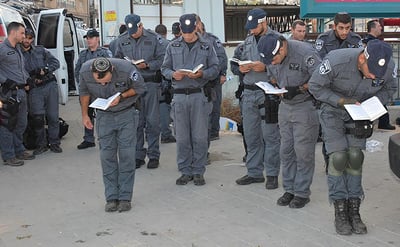 היס"מניקים מתפללים מנחה