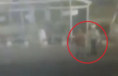 תיעוד: המחבלים דוקרים את החייל ומחוסלים