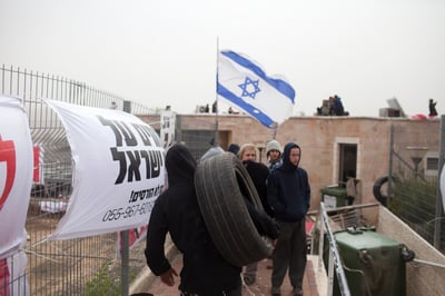 מתבצרים בבית הכנסת