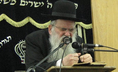 צפו: הרב דב צבי קרלנשטיין מבקש בבכי סליחה מתלמידיו
