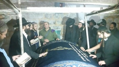 לראשונה מההצתה: מתפללים הגיעו בלילה לקבר יוסף