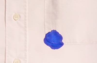 לא כיף. כתמי דיו על החולצה