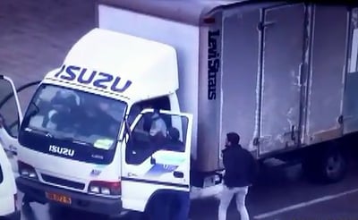 הבלשים השתלטו על המשאית ועצרו את הגנבים • צפו בווידאו