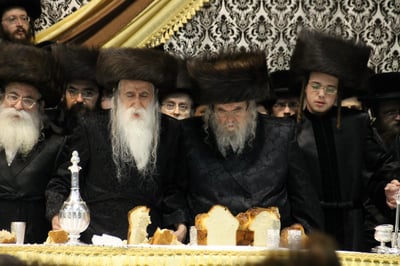 רגעי השיא: הרבי מבעלזא בריקוד עם הרבי ממכנובקא • וידאו ותמונות