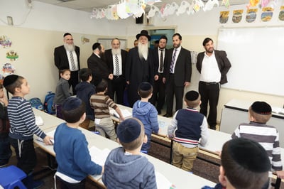 סגן השר פרוש באחת הכיתות