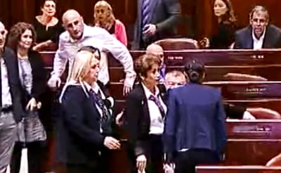 צפו: מאבטחות הכנסת הפרידו בין גילאון לשקד