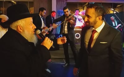 צפו: הרב מרדכי טולדנו בדואט עם הזמר איציק אשל