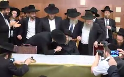 תיעוד: מרן הגראי"ל שטיינמן הגיע לברך את אלפי האברכים