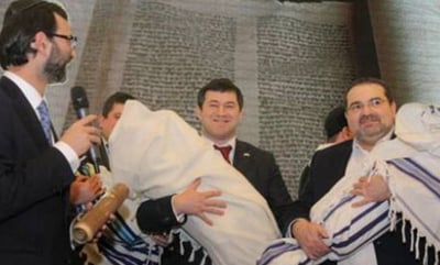 אחרי כ-90 שנה: 13 ספרי תורה הוחזרו לקהילה היהודית באוקראינה