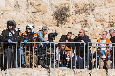 כוחות ההצלה מטפלים בפצועים בפיגוע בשער יפו, היום