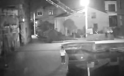 תיעוד מחריד: האישה שנדבקה לטלפון וטבעה למוות