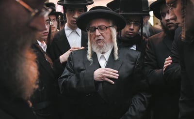 תיעוד: האדמו"ר מזלאטשוב מירר בבכי בהלווית אישתו