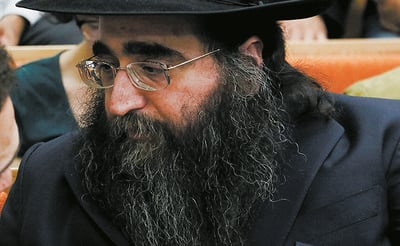 הרב פינטו תקף את גזר הדין נגדו אך הורה לחסידיו "להוריד את הראש"