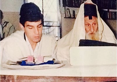 חסידים לצד זקן המקובלים הגר"י כדורי זצ"ל