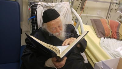 מרן הגר"ח קנייבסקי שוקד על תלמודו בבית החולים, אמש