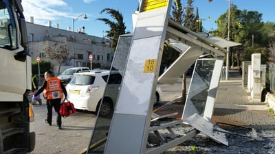 תחנת האוטובוס לאחר התאונה