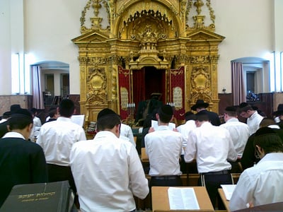היכל הישיבה בעת התפילה