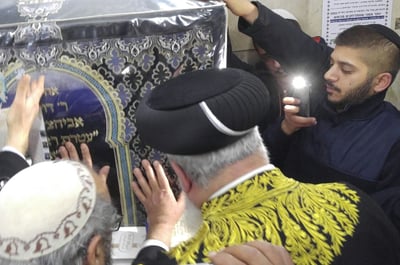 הראשל"צ הגר"ש עמאר בקבר הבאבא סאלי