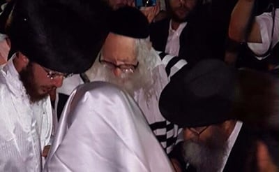 העיקר שהרב ברלנד יסדר קידושין: זוג וקרובי משפחה טסו ליוהנסבורג