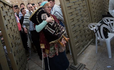 תביעה נגד הגר"ש רבינוביץ על "אפליית נשים בכותל המערבי"