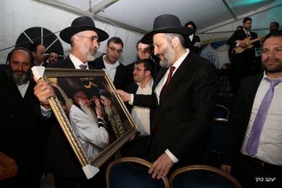 דרעי בהילולא עם יו"ר המועצה הדתית מיכאל אילוז