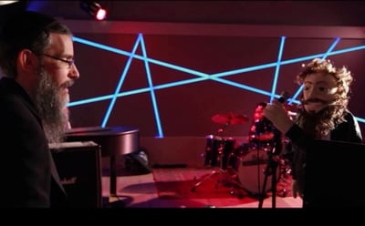 צפו: הביצוע המיוחד של ה'בובה' ללהיט "עד ארבע" של אברהם פריד
