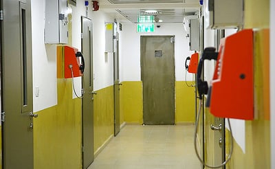 תיעוד מבפנים: כך נראה הכלא של אולמרט