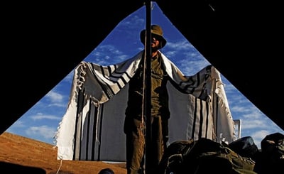 מפקד בכלא 6 הצטלב ליד ארון הקודש בתפילת שחרית