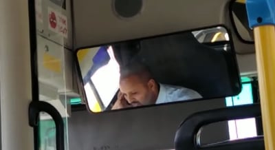 לא לומדים לקח: נהג אוטובוס משוחח בסלולרי בזמן הנסיעה