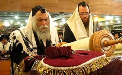 צפו בווידאו: ראש ישיבת פוניבז' זצ"ל עולה לתורה