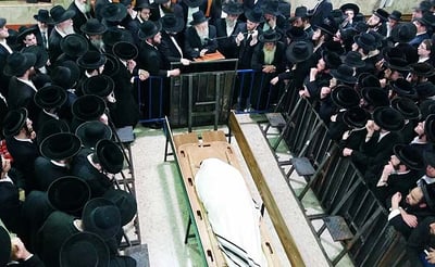 הלווית הגרח"ש ליבוביץ זצ"ל בישיבת קמניץ: צפו בקדיש ובאלפי המלווים