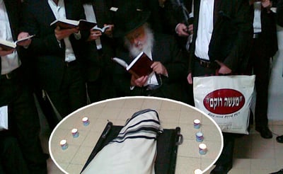 הגרב"ד פוברסקי בתהילים לצד מיטת הגרח"ש ליבוביץ זצ"ל