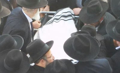 צפו: מיטת הגרח"ש ליבוביץ זצ"ל יוצאת מהיכל הישיבה