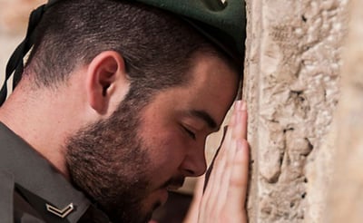 רז ביבי בכותל לאחר החלמתו מהפציעה