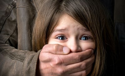 מפרה צווים ולא מאפשרת קשר בין האב לבתו – האם חויבה במאות אלפי שקלים