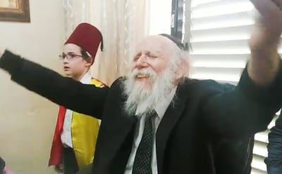 צפו: הבאבא הליטאי שר "הנני בידך" בדבקות