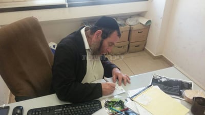 הרב מוטק'ה בלוי חותם על הטופס
