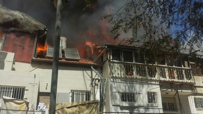 בתי ורשא: קומה שלימה בערה, שני פצועים במצב קל-בינוני